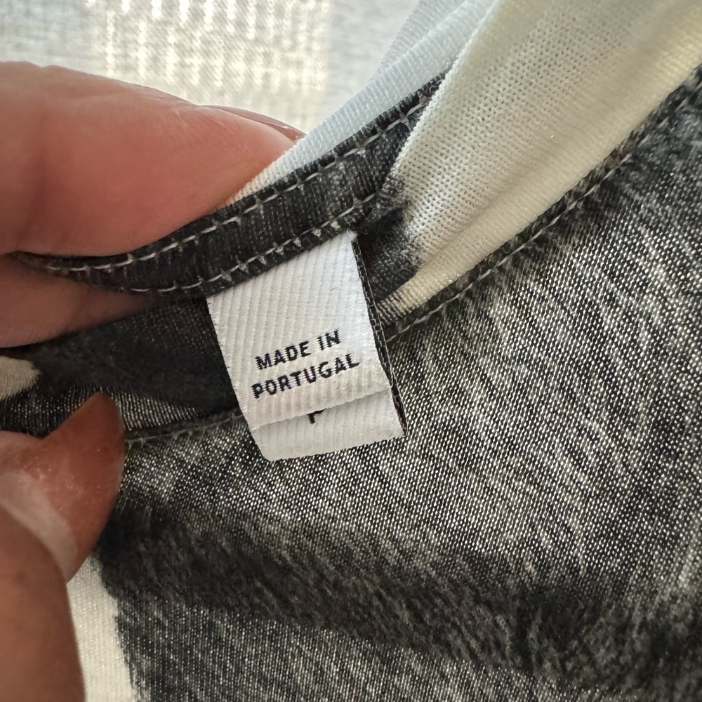 Burberry LOGO DETAIL COW PRINT COTTON OVERSIZED T-SHIRT IN BLACK - Picture 7 of 10